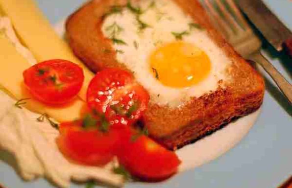 Бутерброди зі смаженими яйцями, або яєчня у хлібі