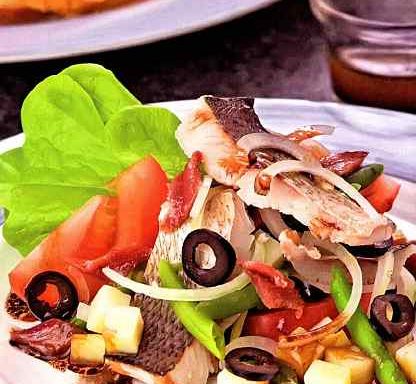 Салат з тиляпії з овочами та стручковою квасолею
