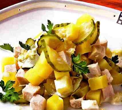 Салат з курячим філе, солоним огірком і білим вином