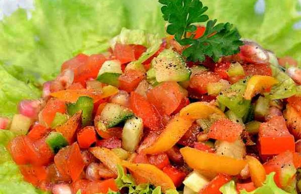 Салат овочевий з хурмою