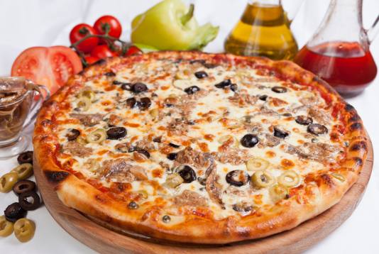 Піца з сардинами та оливками