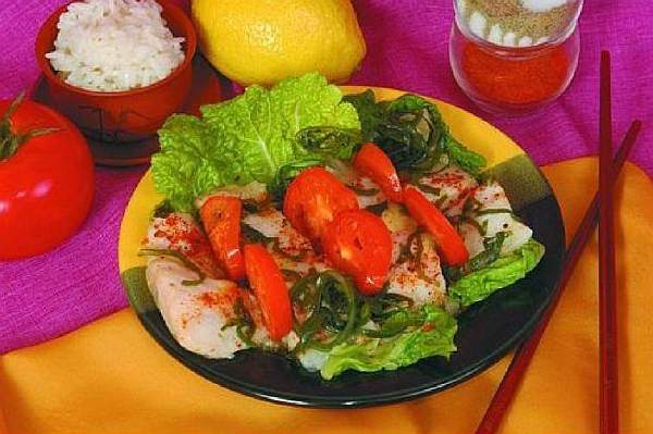 Салат з морського язика з помідорами та морською капустою
