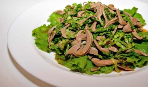 Салат зі свинячих нирок із зеленню
