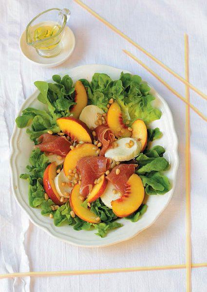 Салат з персиками, моцарелою і в'яленим окостом